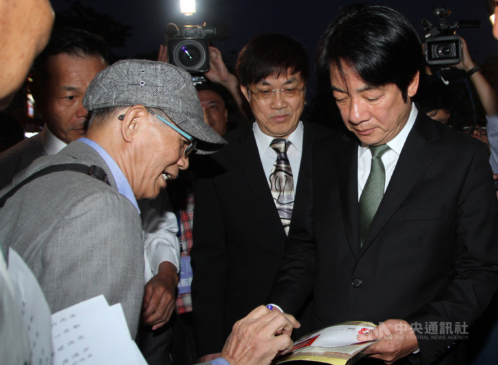 前行政院長賴清德(右)13日晚間前往台南市安南區出席台江文化中心開幕儀式,受到現場群眾歡迎,不少人上前請賴清德簽名。中央社 108年4月13日