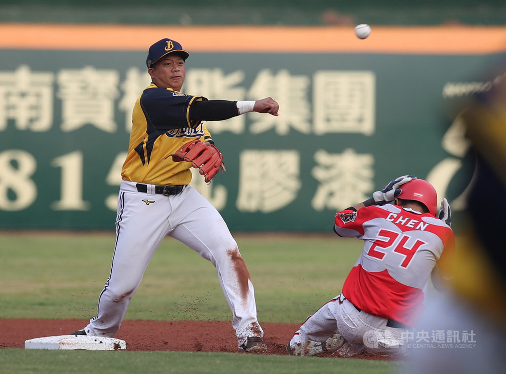 中華職棒中信兄弟隊13日在台南球場對戰統一7-ELEVEn獅隊,這場比賽也是中信兄弟老將陳江和(左)引退前最後一次在台南棒球場先發。中央社記者張新偉攝 108年4月13日