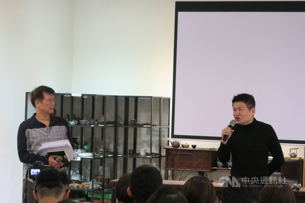 聯合文學出版13日在華山紅館舉辦詩人羅智成(右)新書「問津:時間的支流」發表活動,羅智成為讀者導覽構築「問津」一書的心靈地圖。中央社記者陳政偉攝 108年4月13日