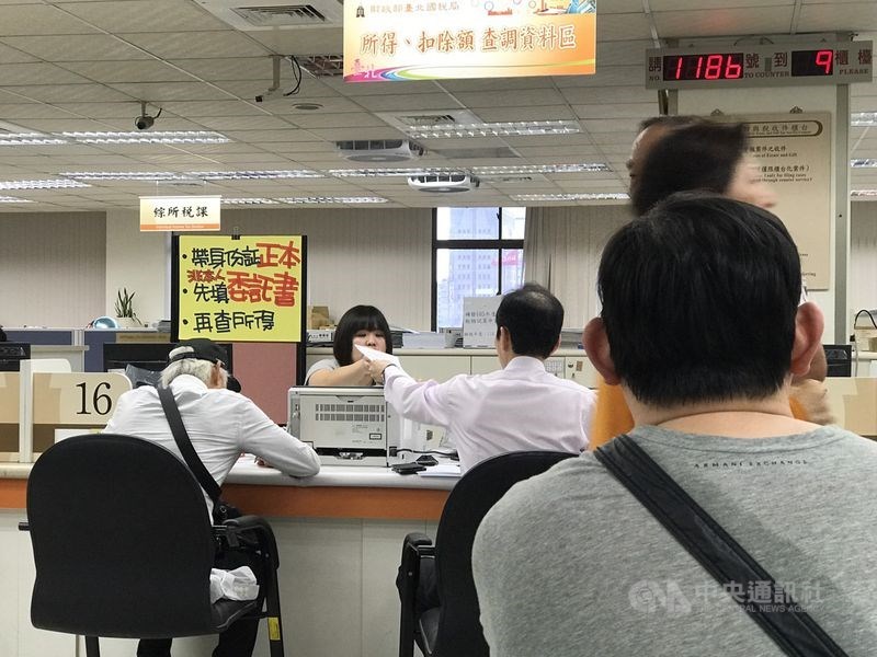 國稅局提醒,5月申報綜所稅時,記得掌握有賺要報、不賺不課、虧損扣抵等3大原則,以免錯報或影響自身權益。(中央社檔案照片)