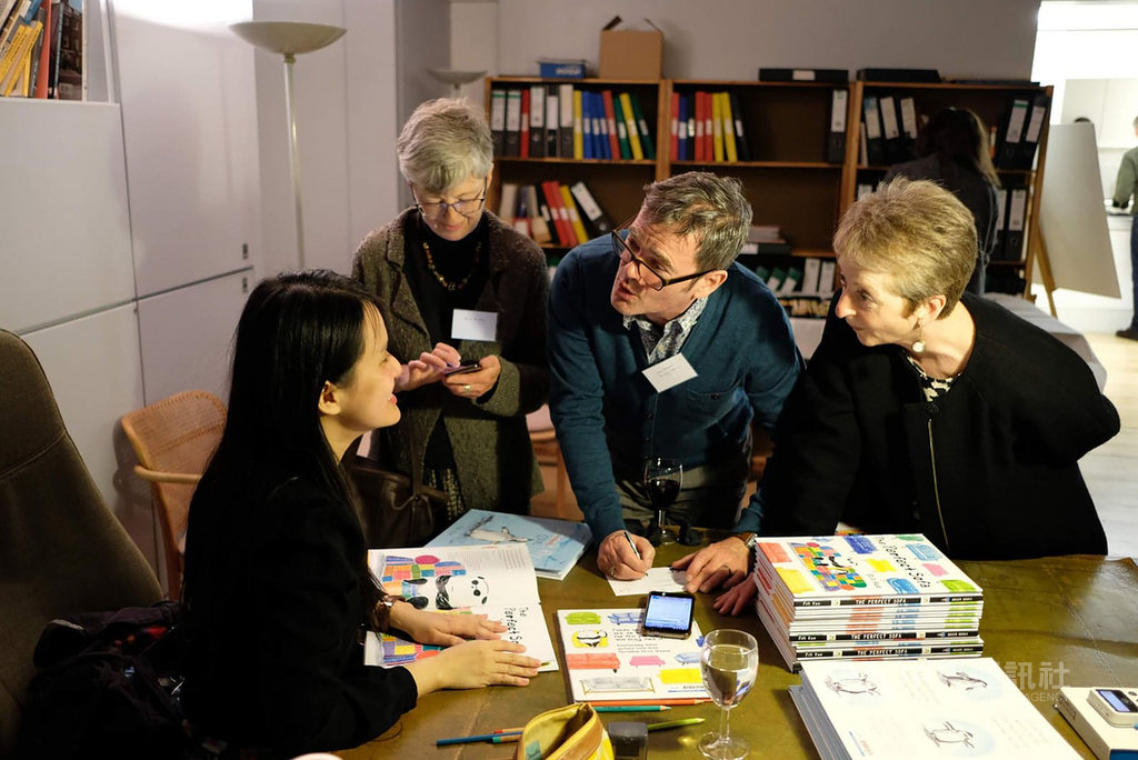 來自台灣的繪本畫家Fifi Kuo(郭飛飛,左)11日在英國發表第二本繪本作品「完美的沙發」(The Perfect Sofa)。(Fifi Kuo提供)中央社記者戴雅真倫敦傳真 108年4月14日
