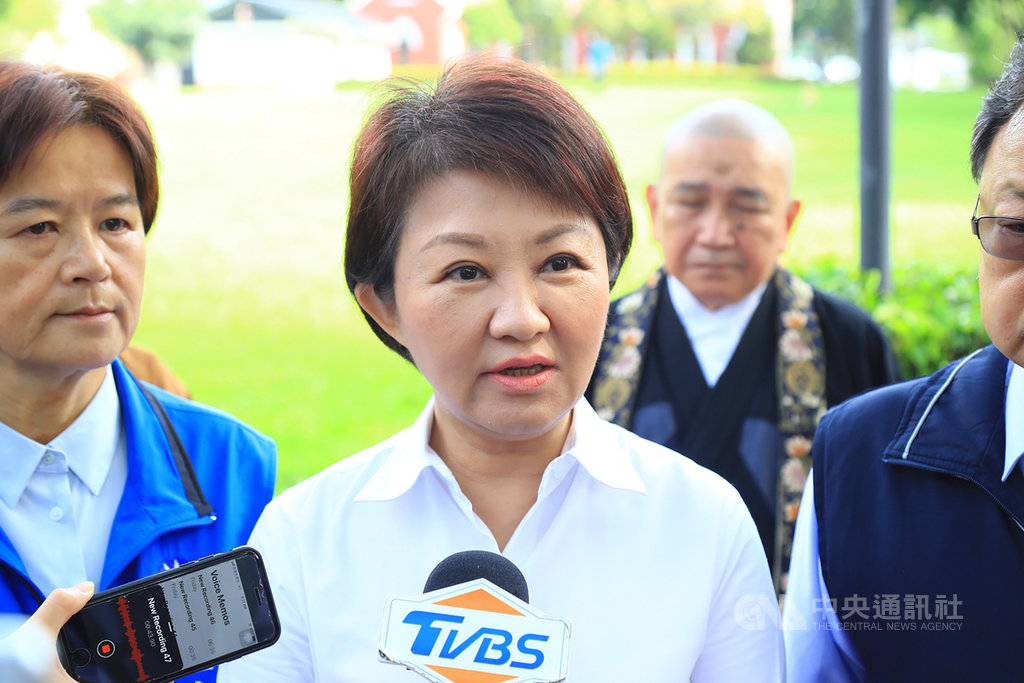 台中市政府核准統促會辦宣揚九二共識遊行引爭議。維基百科上的台中市長盧秀燕資料,13日被發現加註「賣國賊」字樣,盧秀燕(中)14日表示,不管是統是獨,基於言論及集會自由不能不准,對民眾不同的意見予以包容與尊重。中央社記者蘇木春攝 108年4月14日