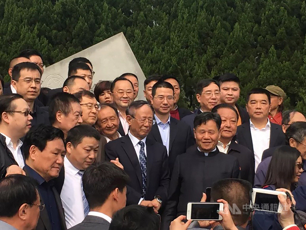今天是中共前領導人胡耀邦逝世30週年,在中共嚴密防控下,胡耀邦的部分親屬上午已前往江西共青城的耀邦陵園祭拜。圖為胡耀邦長子胡德平(中著西裝者)與在場民眾合影。(取自微信公眾號吳氏宗親會)中央社 108年4月15日