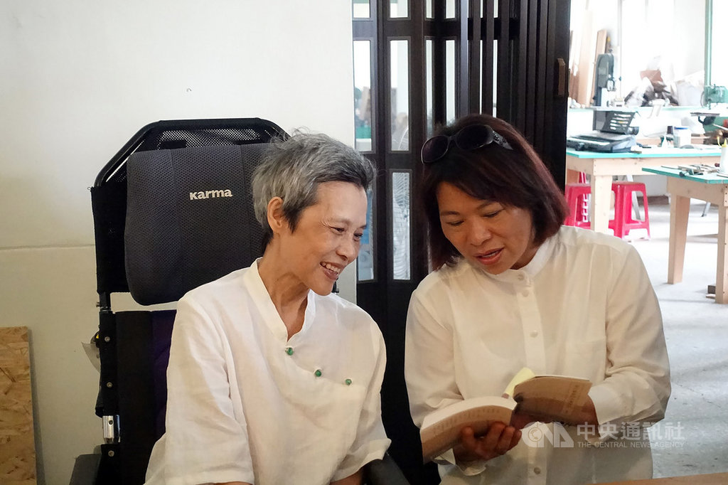致力推動台語文學的詩人作家顧德莎(左)15日凌晨病逝,享壽63歲。圖為顧德莎13日在嘉義文化創意產業園區發表新書,與嘉義市長黃敏惠(右)一起朗讀台語詩。(嘉義市政府提供)中央社記者江俊亮傳真 108年4月15日
