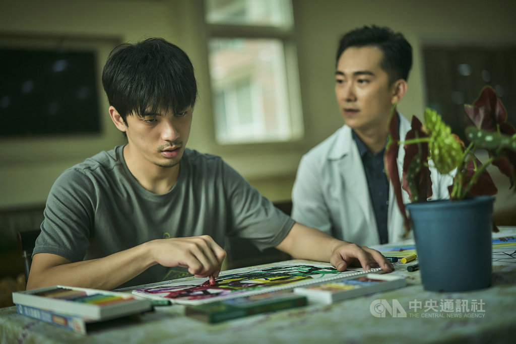 公視劇集「我們與惡的距離」14日晚間播出最新集數,片中演員林哲熹(左)詮釋思覺失調患者的精湛演技,連眼神都做足功課,但也導致下戲後一度造成兩眼很大視差。(公視提供)中央社記者江佩凌傳真 108年4月15日