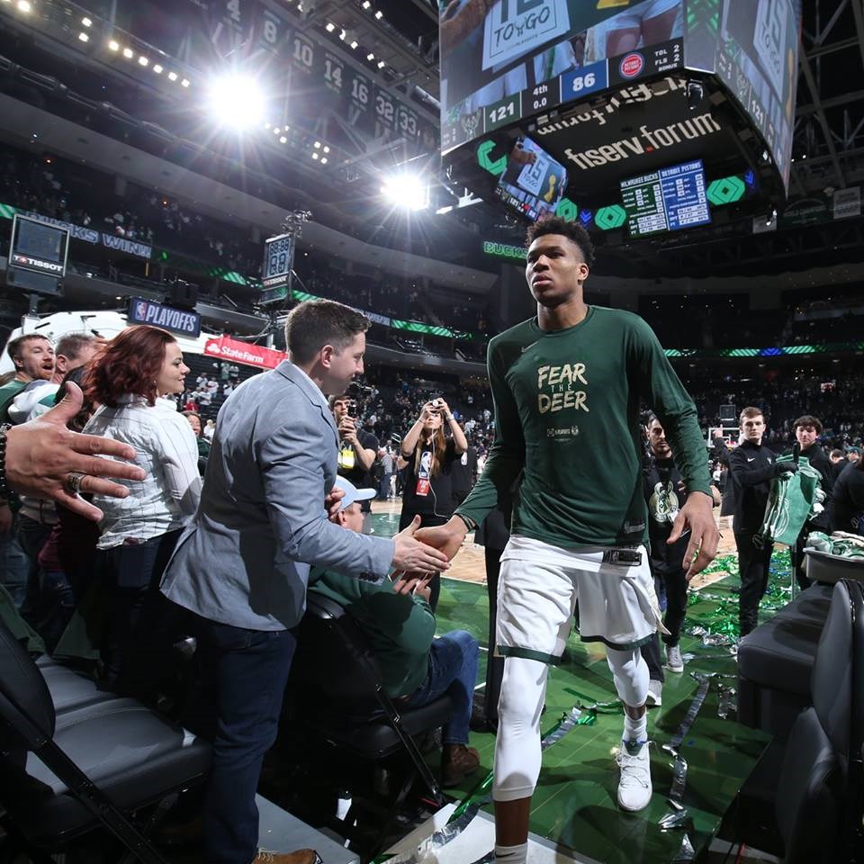 NBA本季例行賽戰績領先全聯盟的公鹿,14日在「字母哥」安特托昆博(前右)只打3節就拿下24分的帶領下,最終121比86擊敗活塞。(圖取自facebook.com/milwaukeebucks)