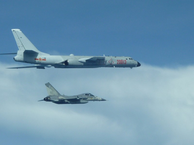 國防部15日表示,共軍多架各型機中午由中國南部出海,飛經巴士海峽朝東南航向西太平洋遠海長訓。圖為107年由空軍拍攝的中共轟6K軍機照片。(國防部提供)