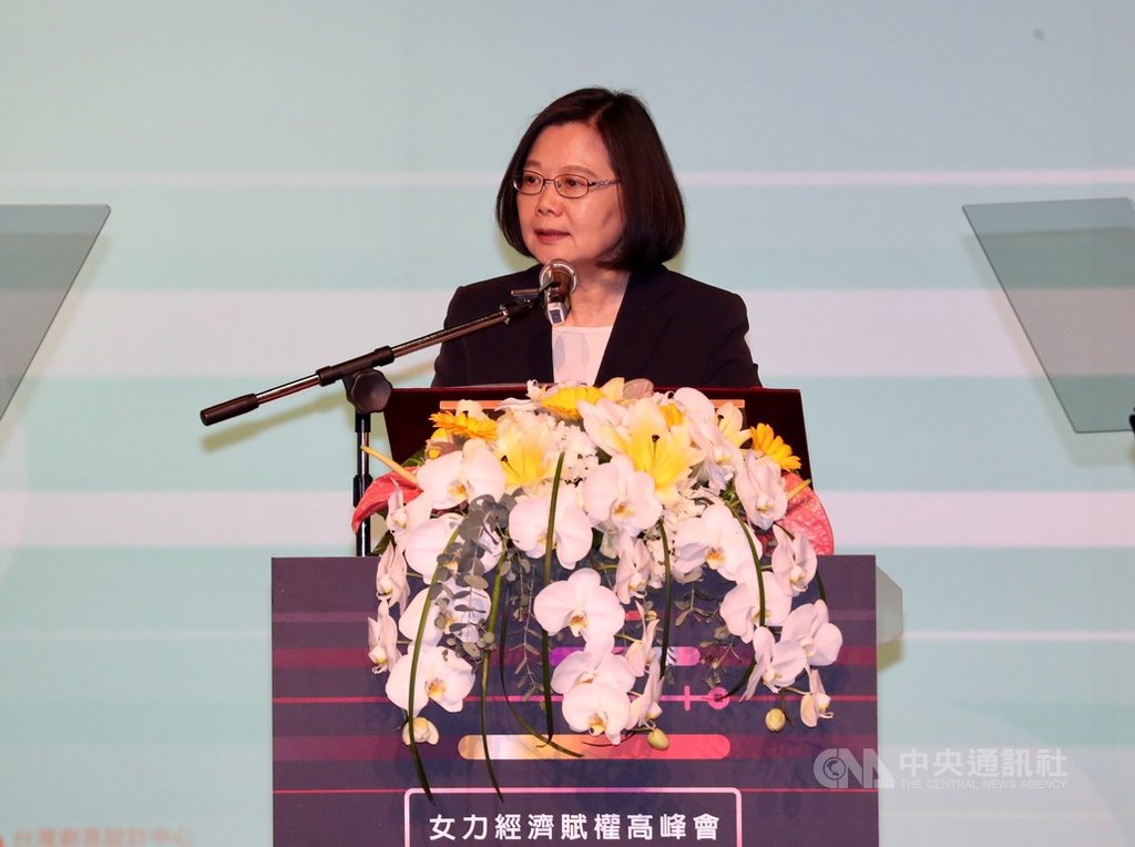 總統蔡英文(圖)16日上午出席女力經濟賦權高峰會,致詞時表示,女性是經濟的中流砥柱、社會的支柱,未來將持續推動女性賦權,絕對不會停止,「希望未來大家不會再說我是『女』總統」。中央社記者張皓安攝 108年4月16日