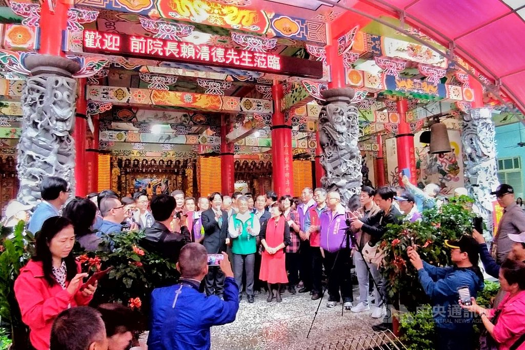 前行政院長賴清德16日到桃園市新屋長祥宮參拜時表示,歡迎希望為國家承擔責任的人都可以出來參選,爭取國人支持,讓國人來做選擇。中央社記者吳睿騏桃園攝 108年4月16日
