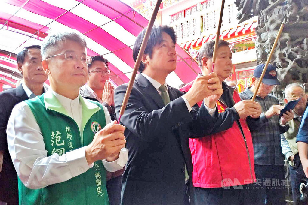 前行政院長賴清德(前排左2)16日上午到桃園市新屋長祥宮參拜,並感謝國人的支持。中央社記者吳睿騏桃園攝 108年4月16日
