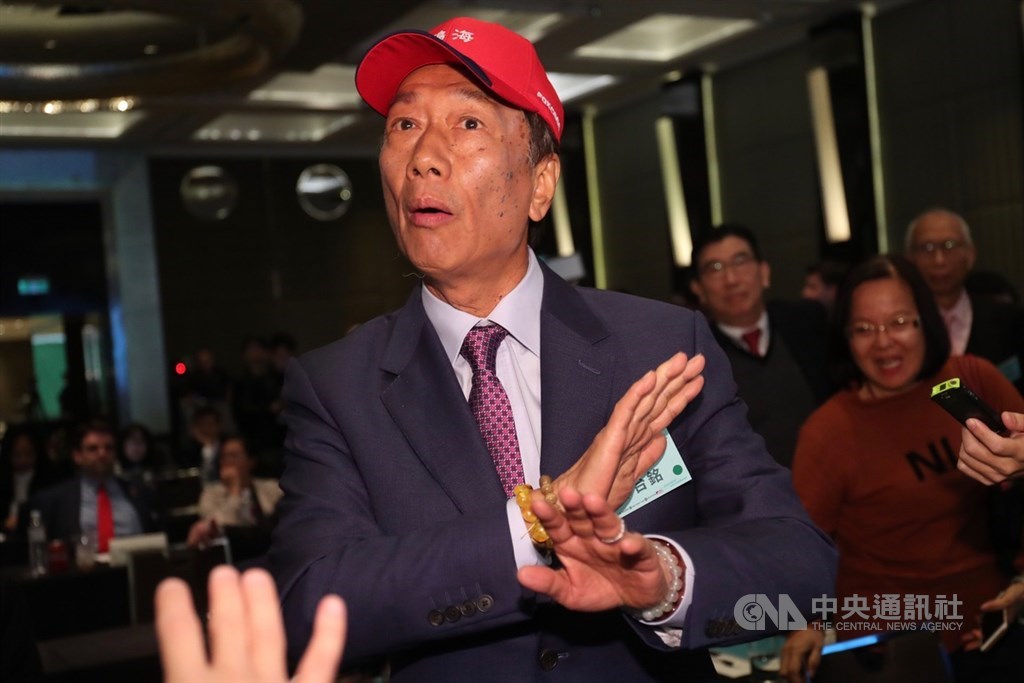 鴻海集團總裁郭台銘(前)16日在台北出席「2019印太安全對話」會議,他提問後認為台上立委沒有回答他的問題,在台下表達抗議。中央社記者吳家昇攝 108年4月16日