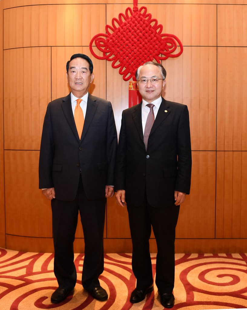 正在香港訪問的台灣親民黨主席宋楚瑜(左)15日晚會晤了北京中央駐港代表、中聯辦主任王志民;王志民向他說,「歡迎台灣朋友到訪中聯辦」。(中聯辦提供)中央社