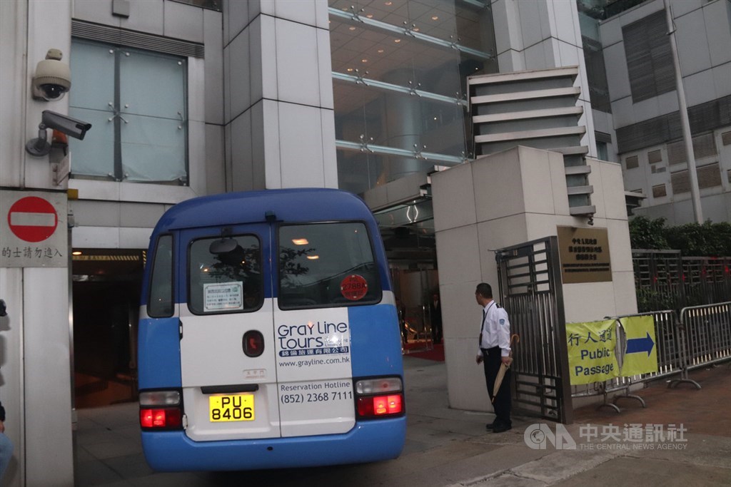 台灣親民黨主席宋楚瑜一行15日訪問香港,傍晚進入中聯辦,相信是與中聯辦主任王志民共進晚宴。圖為宋楚瑜一行的車隊進入大樓。中央社記者張謙香港攝 108年4月15日