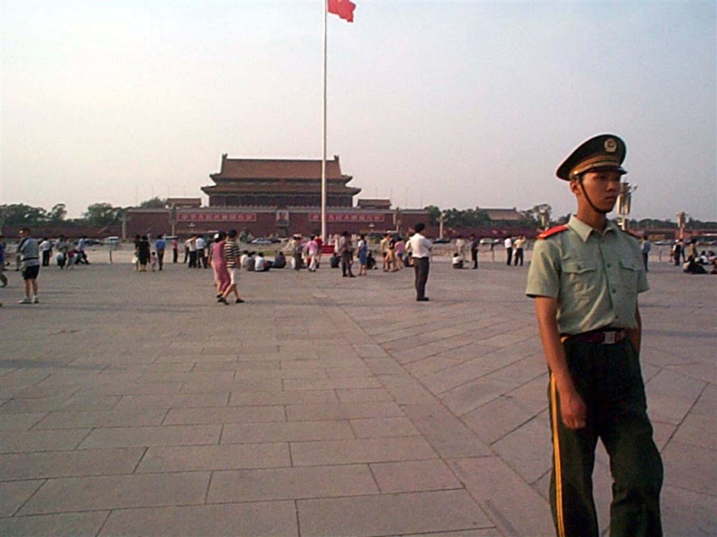 六四天安門民運事件經過多年,中共當局每年仍加派警力與便衣駐守天安門廣場,並且在各個進入廣場的入口,加強盤查。(中央社檔案照片)