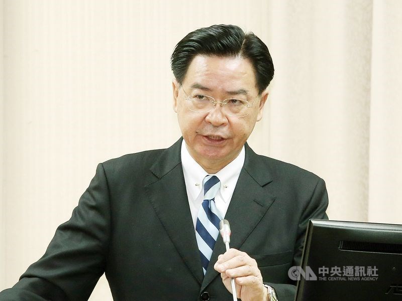 共軍戰機15日藉「遠海長航」訓練,飛經巴士海峽。外交部長吳釗燮17日在推特發文表示:「我們不會向霸凌低頭。」(中央社檔案照片)