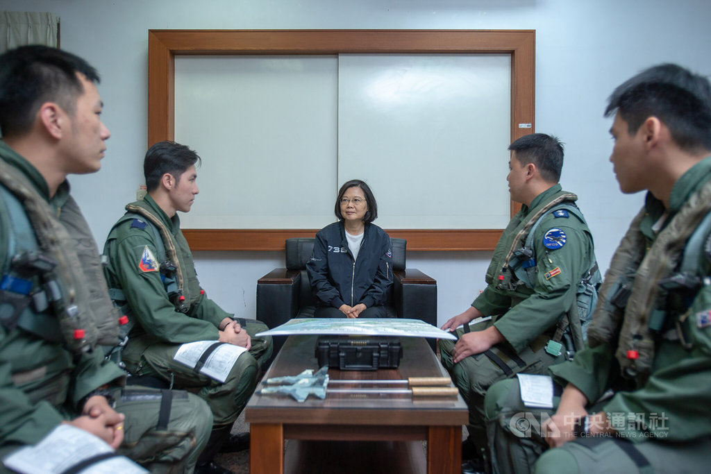 總統蔡英文(中)17日前往澎湖縣馬公空軍基地慰勉空軍天駒部隊;蔡總統強調:「請各位放心,只要我當總統的一天,國軍的戰訓需求,就是我最關注的事情。」(總統府提供)中央社記者葉素萍傳真 108年4月17日