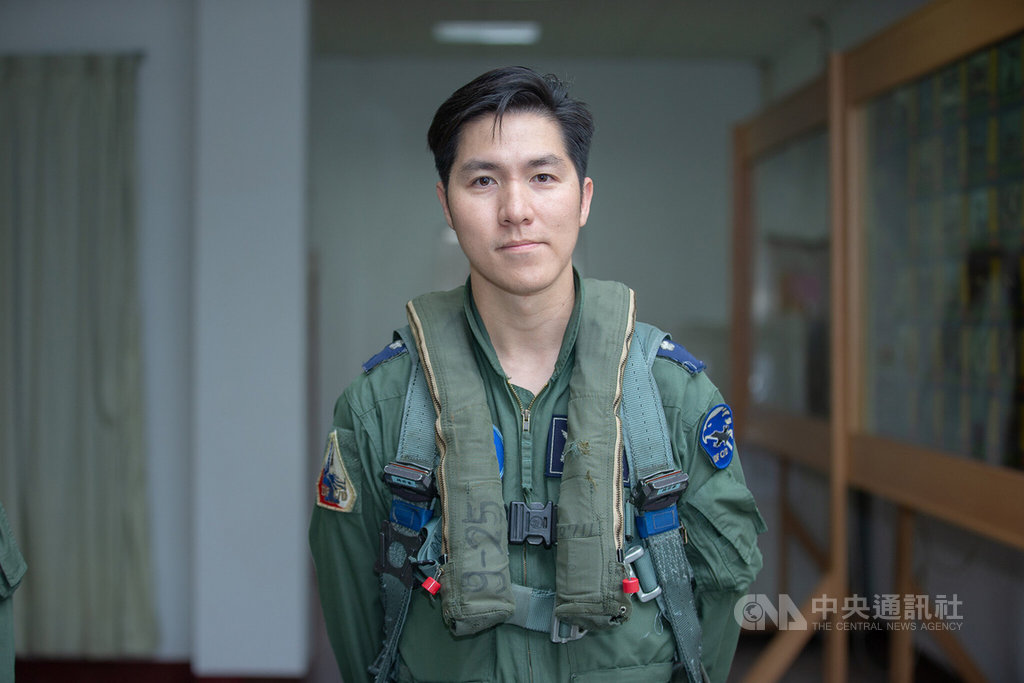總統蔡英文17日前往澎湖縣馬公空軍基地慰勉空軍天駒部隊,總統府指出,蔣君豪少校(圖)15日領隊升空驅離逾越中線的中國軍機。(總統府提供)中央社記者葉素萍傳真 108年4月17日