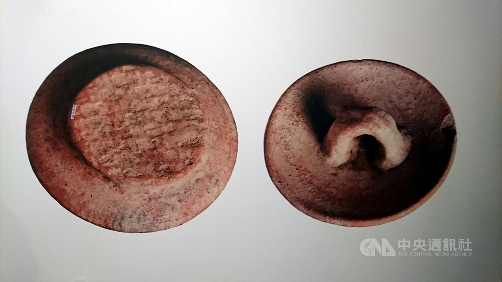 卑南遺址出土的「蓆印紋陶片」,底部留有編織品的遺痕,考古學家認為是當時人類在製作時會將陶胚放置於草蓆或編織籃上,造成陶蓋出現蓆印紋與籃印紋的現象,證明距今3000年的人類已有編藝的技術。中央社記者盧太城台東攝 108年4月17日