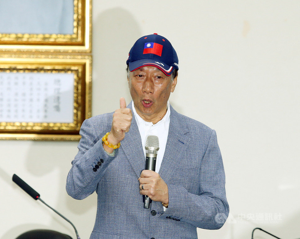 鴻海董事長郭台銘17日獲頒國民黨榮譽狀,他指出,國民黨要推出公開、接地氣的初選制度,建立起典範,他願意參加初選,絕不接受徵召。中央社記者郭日曉攝 108年4月17日