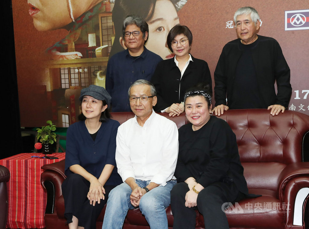綠光劇團「人間條件二–她與她生命中的男人們」17日舉行加演宣告記者會,導演吳念真(前中)與演員柯一正(後右起)、唐美雲、李永豐、林美秀(前右)、黃韻玲(前左)出席,宣布將在台中、台南各加演一場。中央社記者張皓安攝 108年4月17日