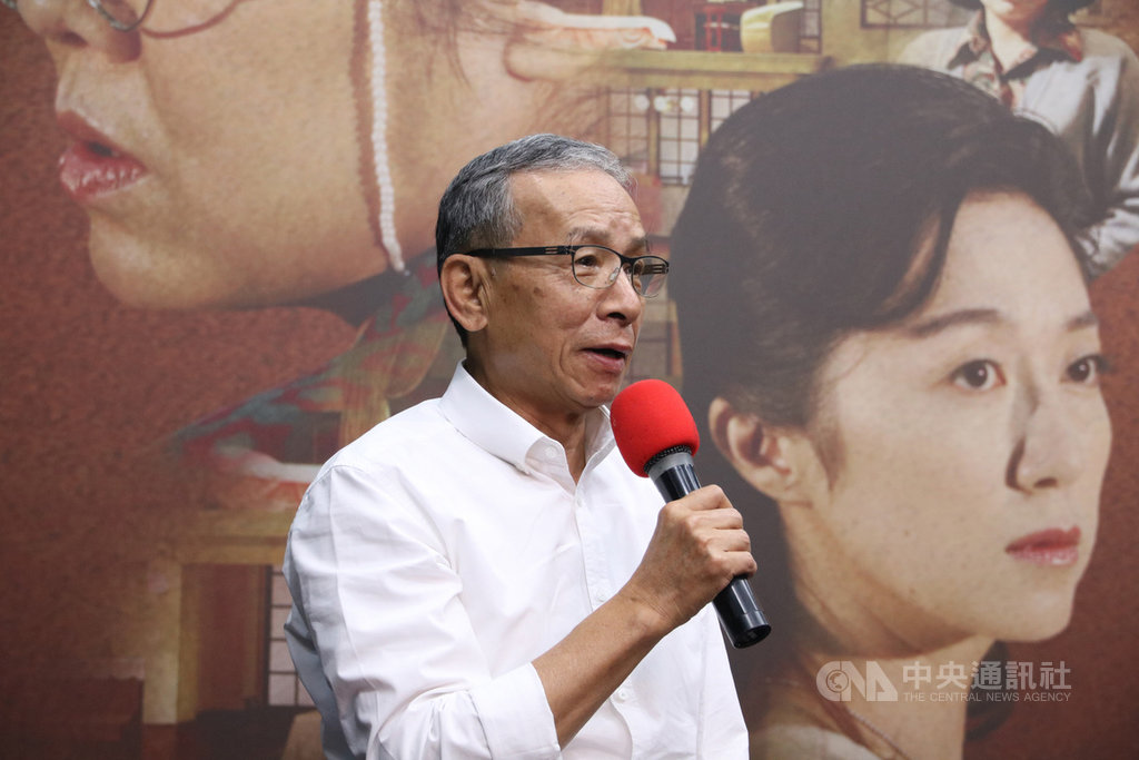 綠光劇團17日舉辦「人間條件二」加演記者會,宣布將在台北城市舞台加演,導演吳念真表示,未來希望將此劇搬到廣場,免費演給觀眾看,回饋多年來的支持與信任。中央社實習記者謝秉憲攝 108年4月17日