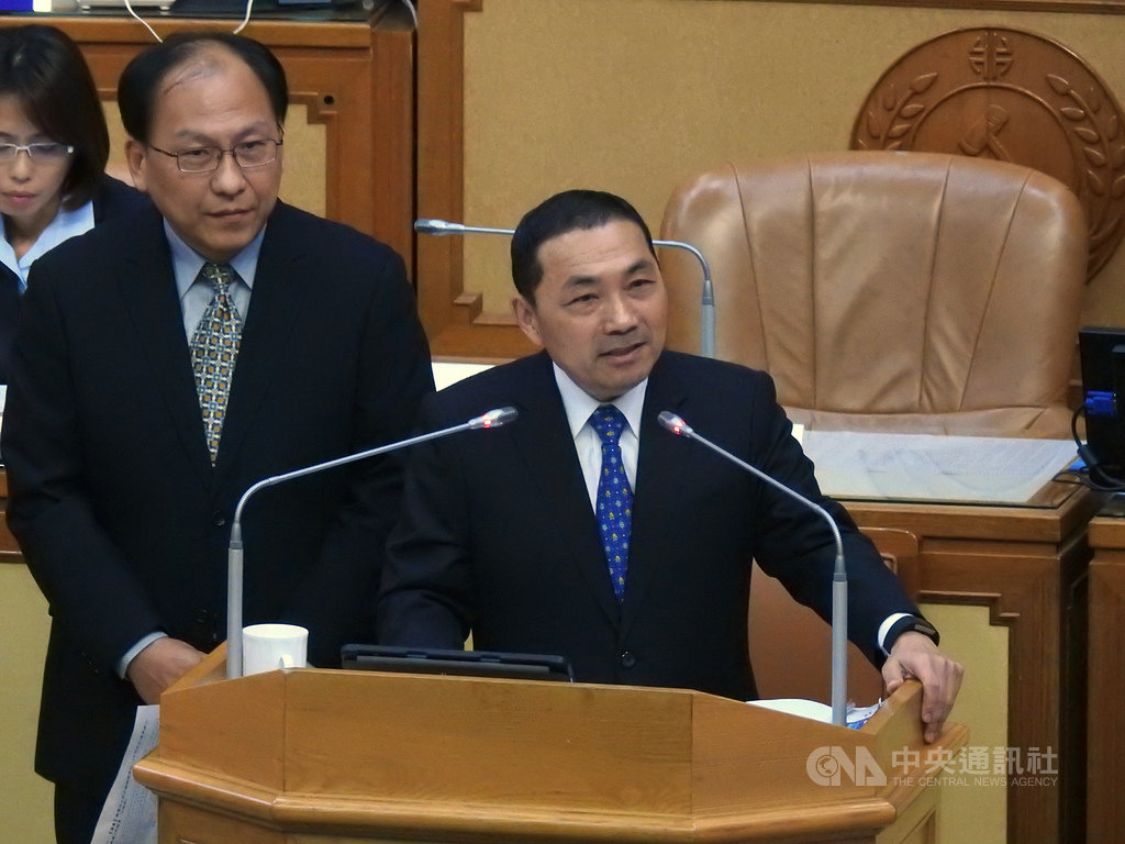 新北市長侯友宜(右)17日下午到議會施政報告,被問到支持鴻海集團董事長郭台銘或前新北市長朱立倫時表示,他是市長,目前以市政為重。中央社記者王鴻國攝 108年4月17日