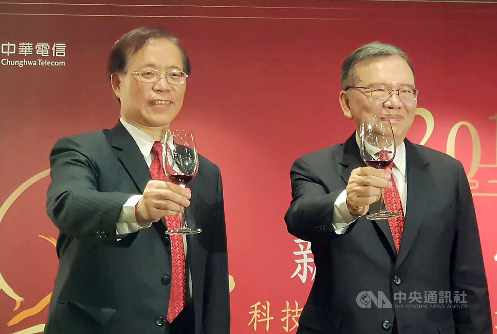 中華電信董事長鄭優(右)屆齡退休,行政院已拍板,將由現任總經理謝繼茂(左)升任董事長。圖為兩人一同出席2019年新春團拜活動。(檔案照片)中央社 108年4月17日