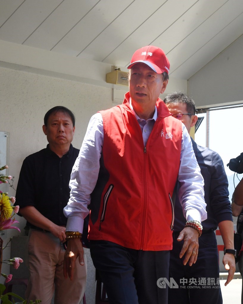鴻海集團董事長郭台銘(前)17日到淡水行天武聖宮參拜,他說,人都要有信仰,才能慈悲為懷,明志、明心、明慧。中央社記者王飛華攝 108年4月17日