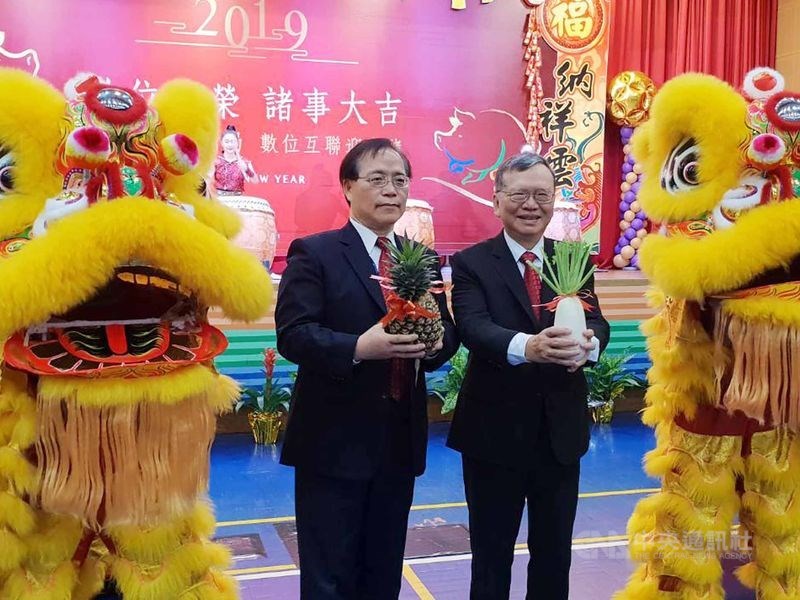中華電信董事長鄭優(右)屆齡退休,現任總經理謝繼茂(左)將升任董事長。圖為鄭優、謝繼茂出席2019年新春團拜。(中央社檔案照片)