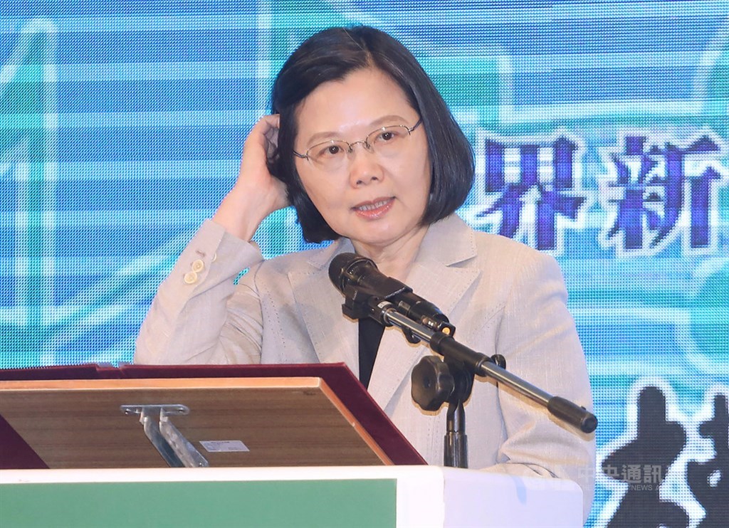 總統蔡英文18日晚間出席台灣國家聯盟餐會時指出,一家人意見不同,難免吵架,「大家要互相,要給別人留個餘地,家和才會萬事興」,她也特別強調,「這段是菊姐寫的啦」。中央社記者裴禛攝 108年4月18日
