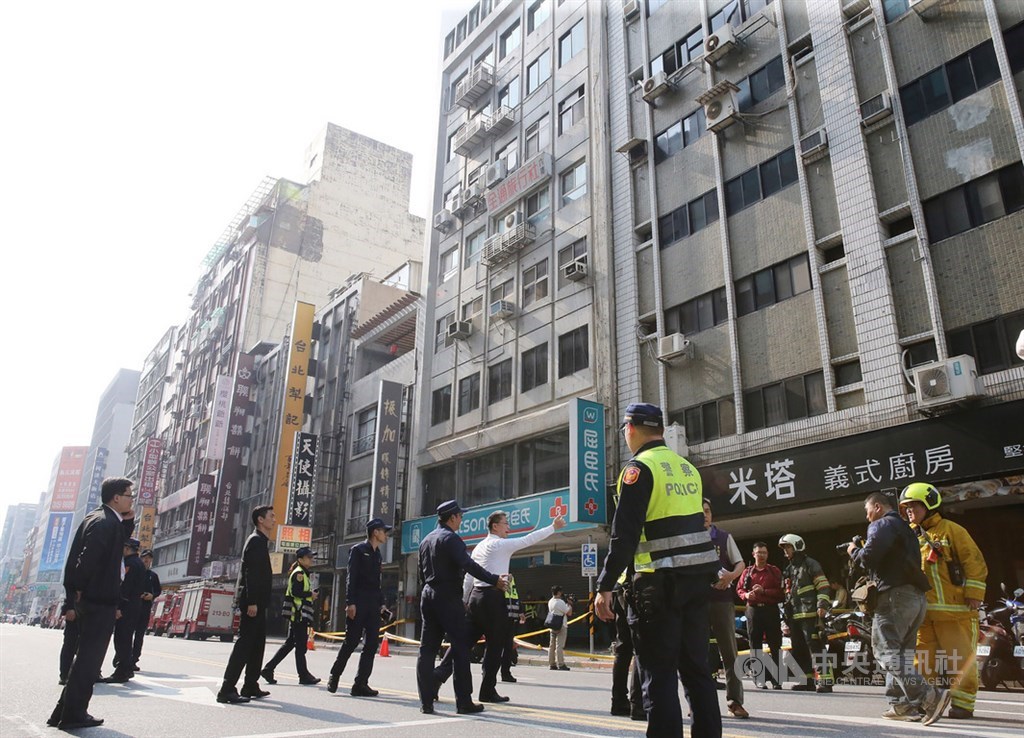 花蓮地區18日下午強震,全台有感,台北市長安東路二段一棟大樓傾斜,警消到場緊急疏散現場人群並拉起封鎖線,內政部長徐國勇(中白衣者)也到場了解情形。中央社記者郭日曉攝 108年4月18日