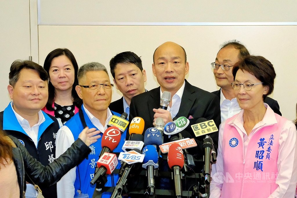 高雄市長韓國瑜(右3)結束訪美行程,18日清晨搭機返抵國門,他在桃園機場受訪表示,鴻海集團董事長郭台銘可以直接通美國白宮,也可以通中國大陸中南海;是非常優異的人選,願意參選絕對是藍軍不可多得的人才,自己聽到他要參選的消息也覺得非常的開心。中央社記者吳睿騏桃園機場攝 108年4月18日