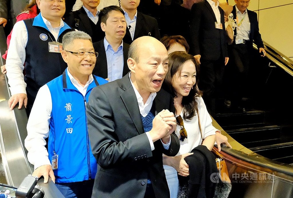 高雄市長韓國瑜(前左)夫婦18日清晨搭機返抵國門,許多支持民眾到機場接機,對於記者詢問是否參選總統,韓國瑜則再次強調,「目前為止,沒有在考慮之內」。中央社記者吳睿騏桃園機場攝 108年4月18日