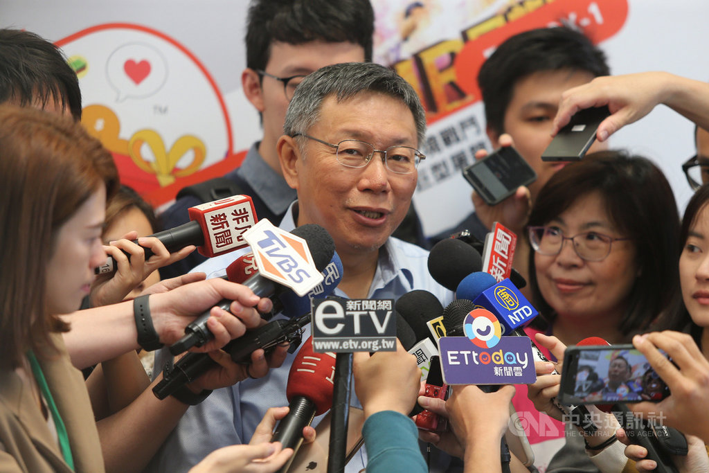 台北市長柯文哲(前中)18日說,大彎北段商業宅是歷史共業,還是要合法化,不能永遠讓法律與現實脫節。中央社記者徐肇昌攝 108年4月18日