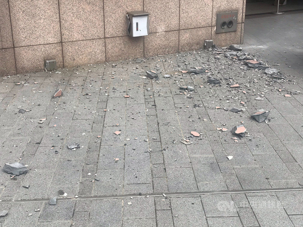 The building exterior tile and granite wall panel fell off after earthquake.