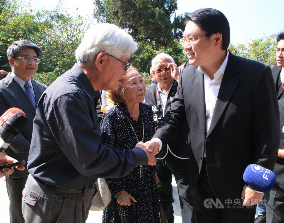 已故前基隆市長林番王墓日前遭人毀損,經修復後18日舉辦追思儀式,基隆市長林右昌(前右)和前基隆市長李進勇(前左)等人前往上香致意,林右昌除肯定林番王對基隆發展的貢獻外,也呼籲大家珍惜歷史資產。(基隆市政府提供)中央社記者王朝鈺傳真 108年4月18日