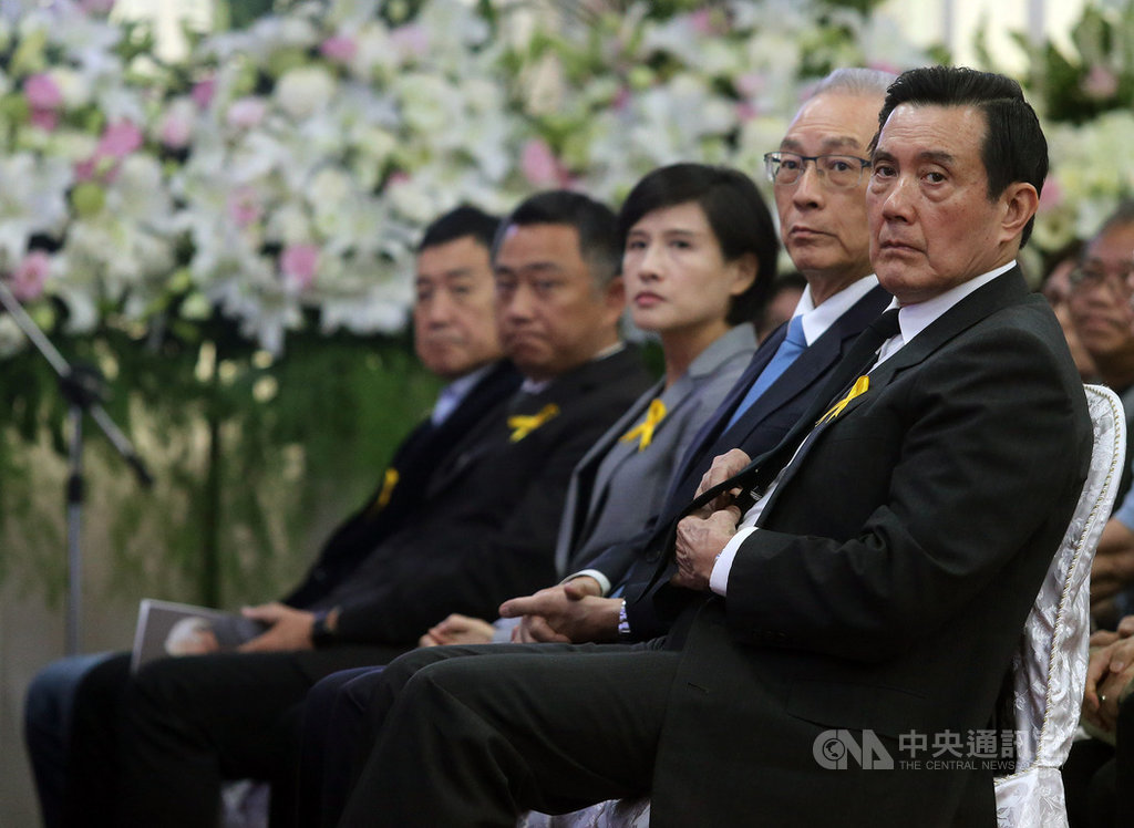 國家文藝獎得主李錫奇日前辭世,享壽81歲,18日下午在台北市立第一殯儀館舉行告別式,前總統馬英九(右起)、國民黨主席吳敦義及文化部長鄭麗君等人到場致哀。中央社記者郭日曉攝 108年4月18日