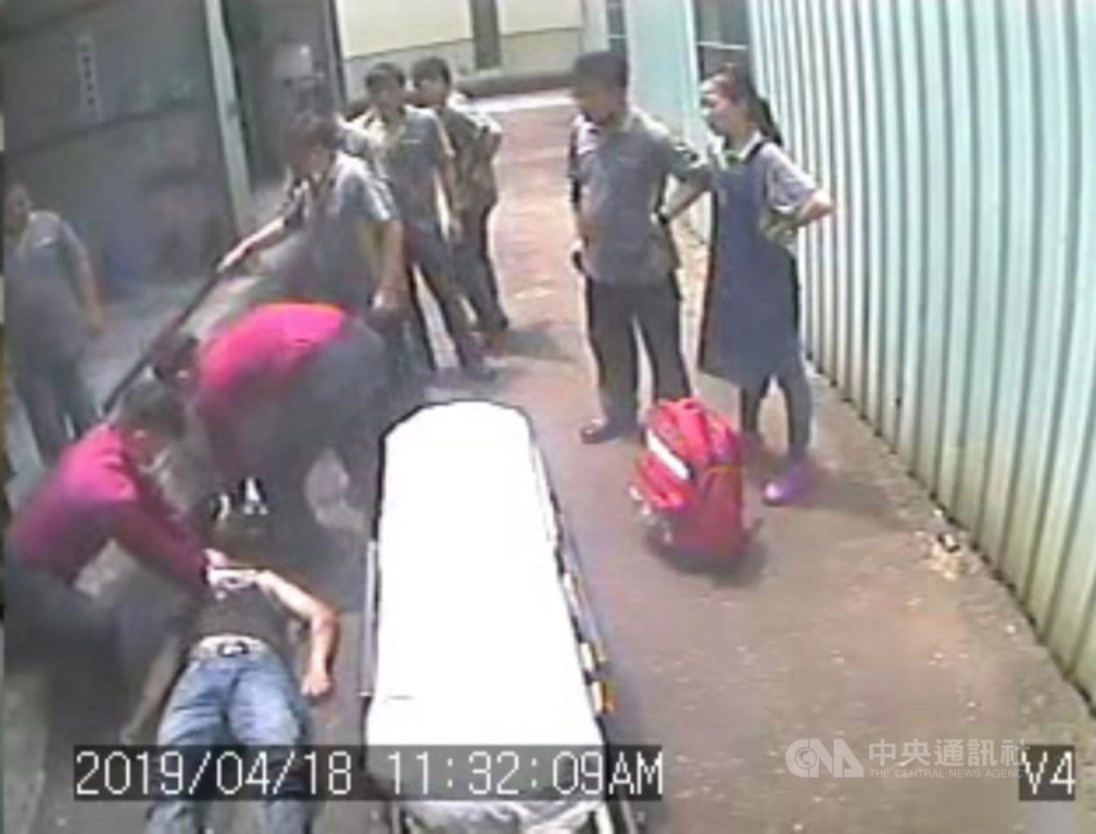 苗栗縣竹南鎮一間工廠18日發生員工觸電身亡意外,一名34歲陳姓男員工在工廠操作設備時,疑因機件故障漏電,陳男誤觸慘遭電擊,消防到場搶救送醫仍不治。(翻攝畫面)中央社記者管瑞平傳真 108年4月18日