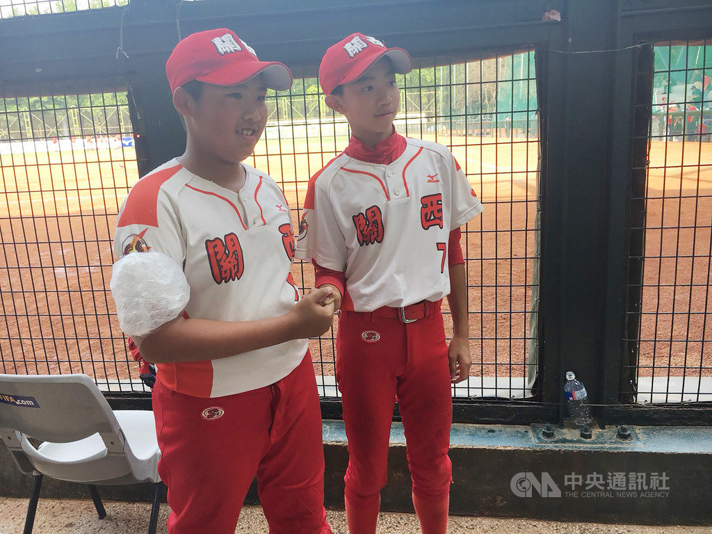 108年謝國城盃全國少棒錦標賽敗部賽18日在青年公園開打,B組由新竹縣迎戰台北市,竹縣王牌投手范茗舜(左)有效壓制對手打線,助隊奪勝,挺進4強戰。中央社記者楊啟芳攝 108年4月18日