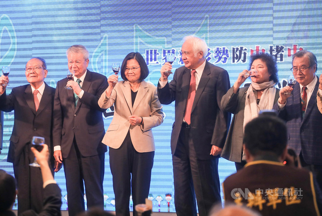 台灣國家聯盟18日晚間在台北舉行募款餐會,總統蔡英文(左3)、總統府秘書長陳菊(右2)出席,和聯盟總召吳樹民(左2)、前民進黨主席姚嘉文(右3)等一同向來賓敬酒致意。中央社記者裴禛攝 108年4月18日