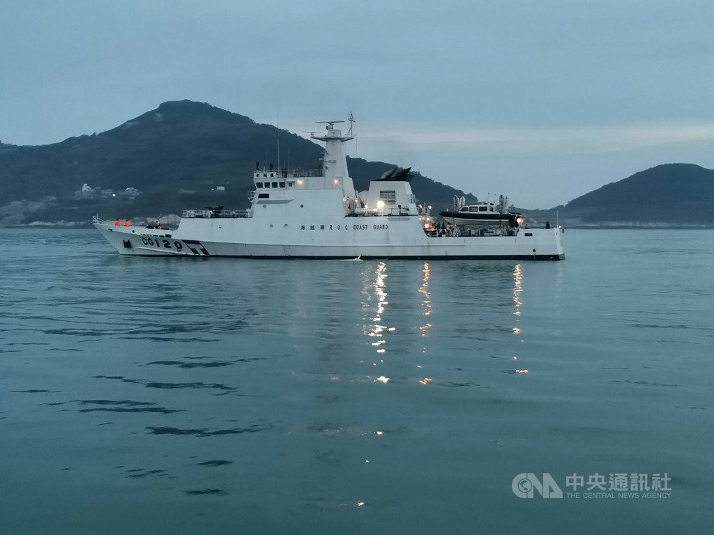 為確保馬祖海域治安,海巡署18日派出澎湖艦(圖)馳赴支援馬祖,晚間6時直接抵達北竿駐守,另外並增派特勤快艇2艘及8人緊急出勤。(馬祖海巡隊提供)中央社 108年4月18日