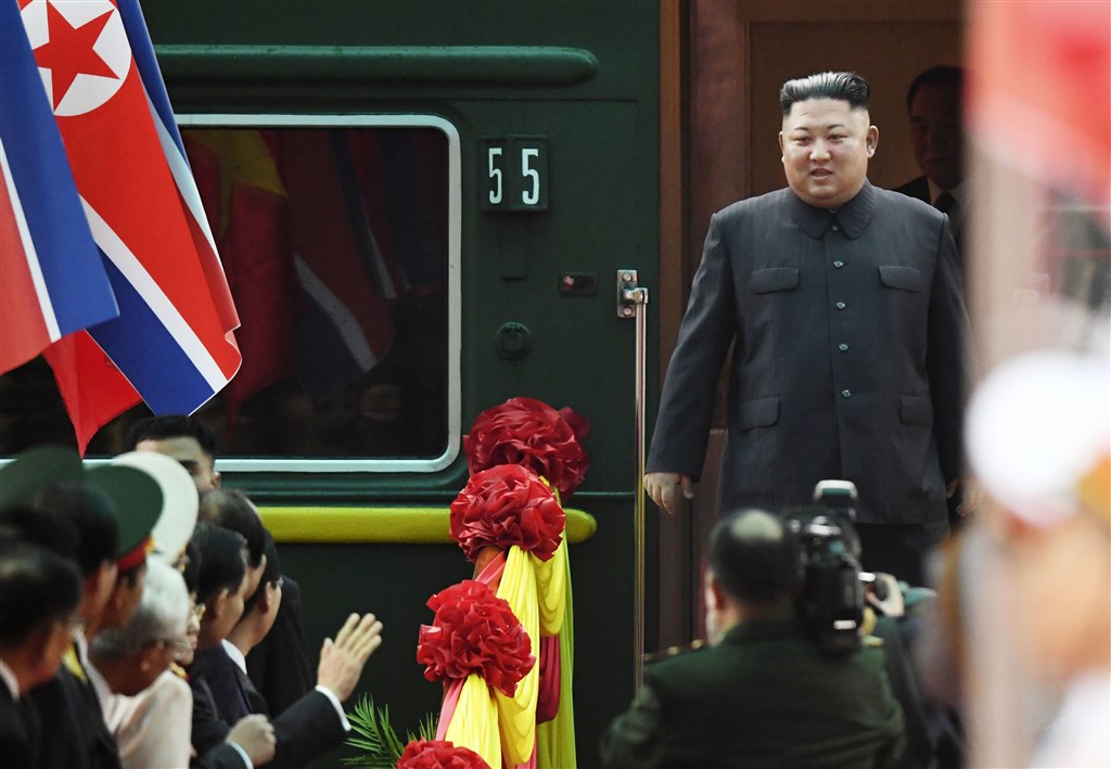 北韓試射「新型戰術導向武器」,引起國際關注。圖右為北韓領導人金正恩。(檔案照片/共同社提供)
