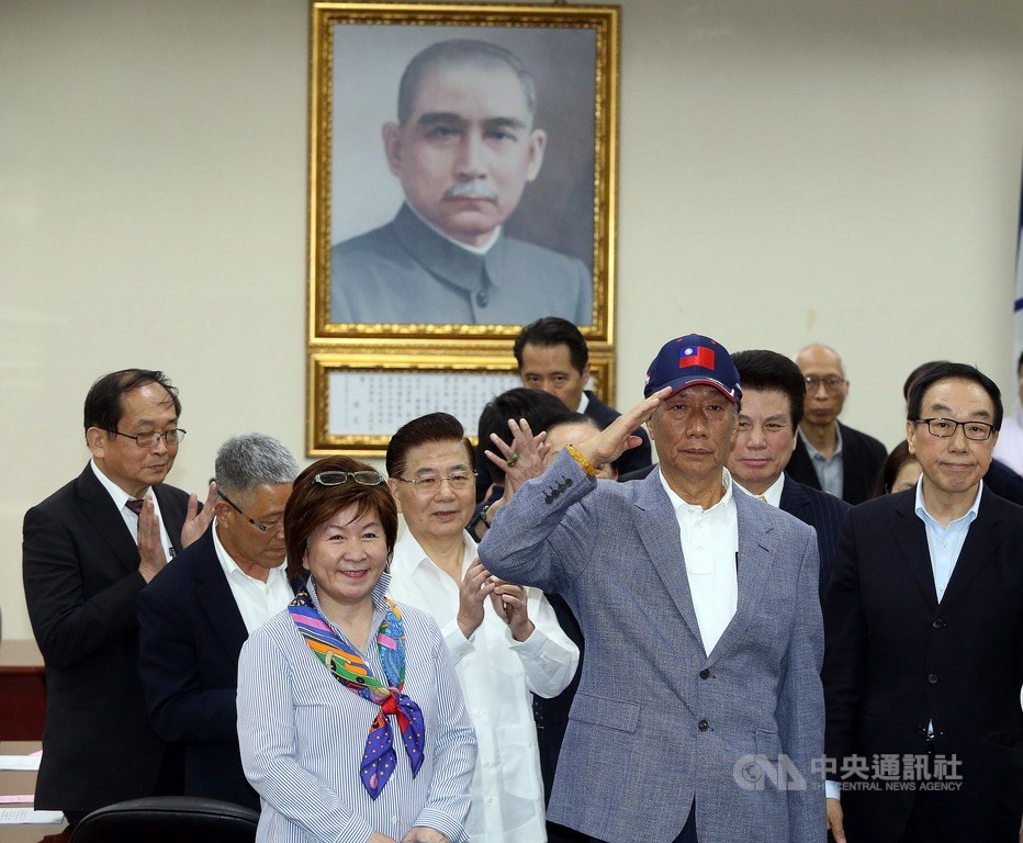 鴻海集團董事長郭台銘(前右)鬆口考慮選總統後,17日下午在國民黨中常會後獲頒榮譽狀,郭台銘也現場表態願意參加初選,不接受徵召。中央社記者郭日曉攝 108年4月17日