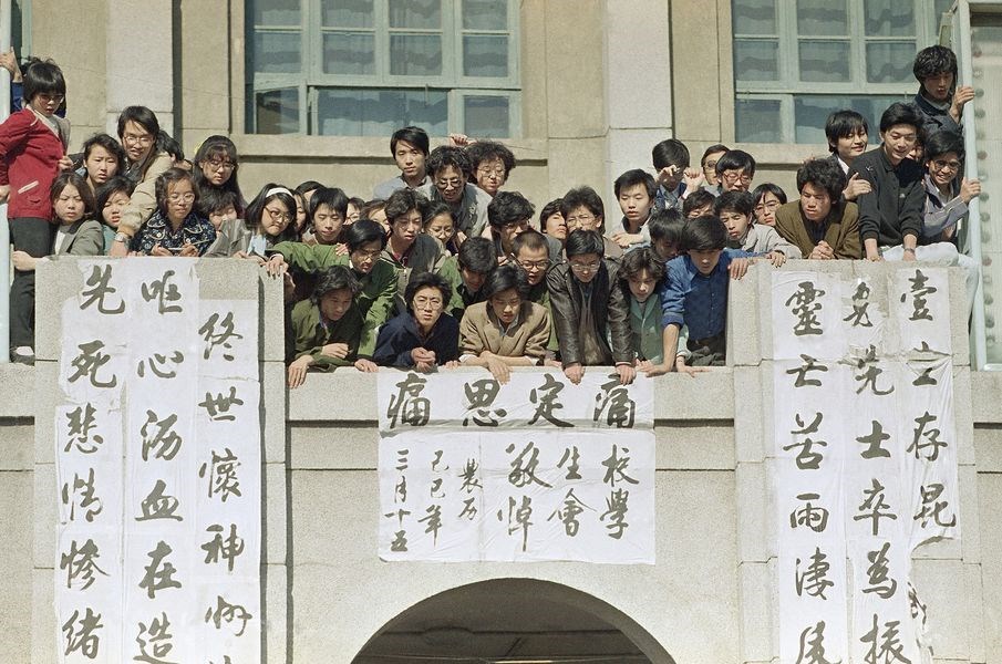 中國政法大學掛上大字報表達對「4.26社論」的不滿。(檔案照片/美聯社)