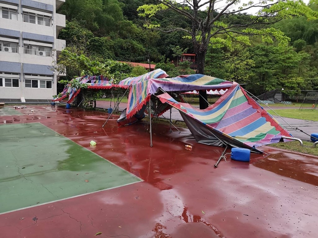 高雄市國立旗美高中19日準備校慶活動,疑因強風大雨造成帳篷吹翻,導致10名學生受傷,其中一人疑有骨折,由救護車送醫。(翻攝照片)中央社記者陳朝福傳真 108年4月19日