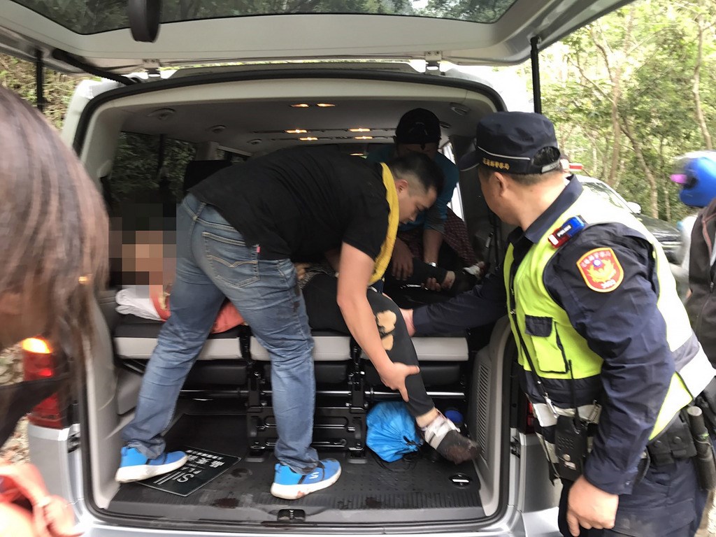 花蓮地區18日下午強震,太魯閣國家公園境內綠水合流步道發生落石,1男1女遭砸傷,馬來西亞籍男子一度命危,送醫搶救後恢復心跳,受傷女子經治療確認無生命危險。(新城警分局提供)中央社記者李先鳳傳真 108年4月18日