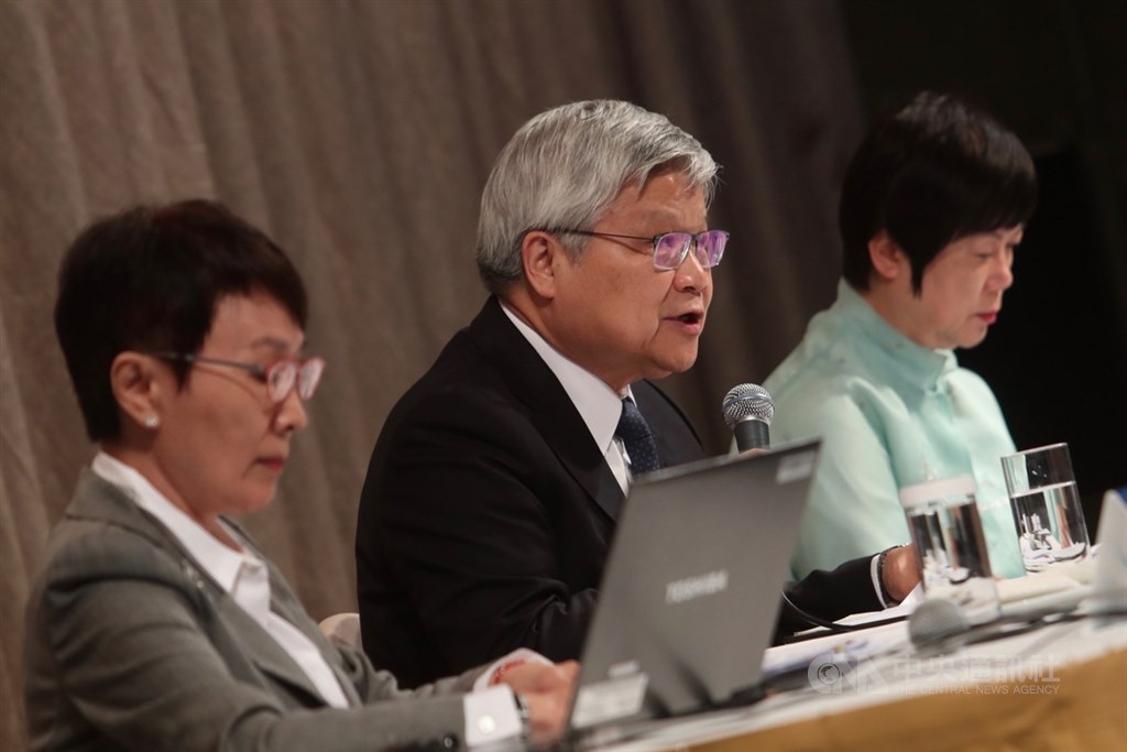 台積電18日舉行法人說明會,董事長劉德音並未出席,由總裁魏哲家(中)主持,台積電看好第2季營運可望好轉,季營收將達約75.5億至76.5億美元,季增7%。中央社記者吳家昇攝 108年4月18日