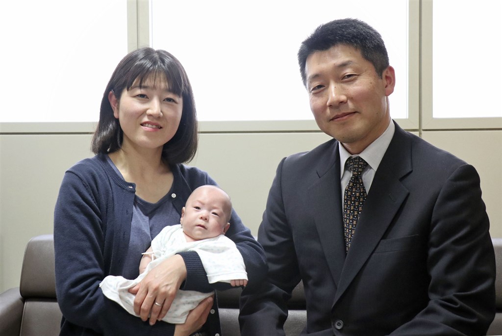 關野俊子(左)2018年10月生下僅258公克的全球最輕男嬰關野龍佑(手中嬰兒),近7個月後男嬰健康成長至逾3公斤,已可準備出院。(共同社提供)