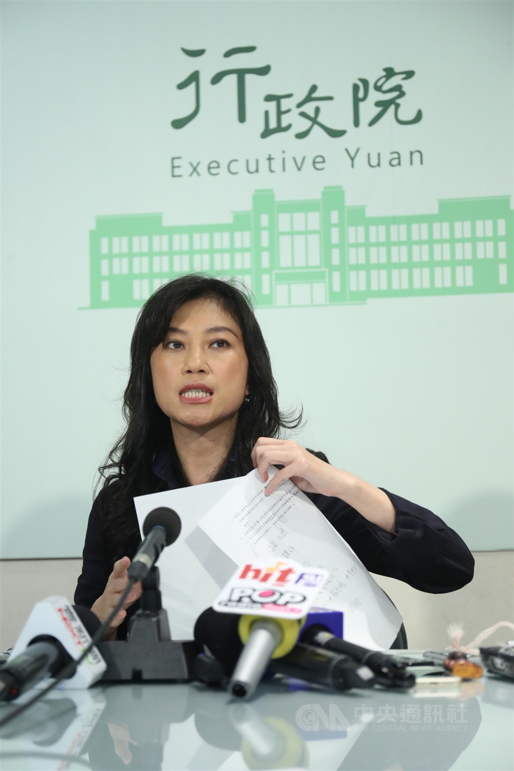 行政院發言人Kolas Yotaka(谷辣斯‧尤達卡)19日在行政院說明「各機關對危害國家資通安全產品限制使用原則」相關事宜,將對有危害資安疑慮的產品進行過濾。中央社記者吳家昇攝 108年4月19日