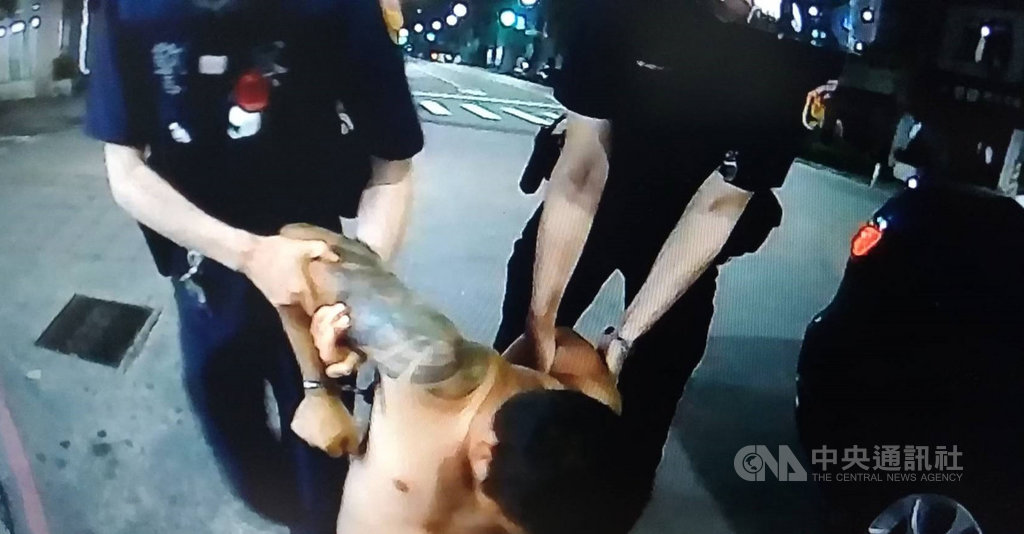 2名緬甸籍男子和一名韓籍美裔男子19日凌晨在超商外飲酒後喧譁鬧事,其中一人與前來採訪的攝影記者發生拉扯糾紛,造成攝影機防塵罩裂損,高雄市警方趕往制伏帶回,依社會秩序維護法處置並協助後續理賠事宜。(警方提供)中央社記者陳朝福傳真 108年4月19日